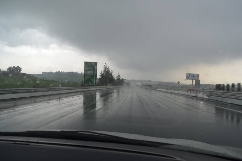 Heavy rain on Nicosia – Larnaca highway, Police suggests caution to drivers! (VIDEO)